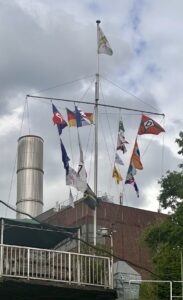 Flaggenmast des RYC am Eisenbahnhafen wieder bestückt.